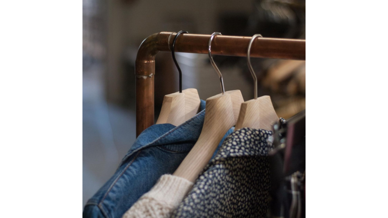 Cintre en bois à épaules élargies pour vestes et manteaux - Boutique du Cintre